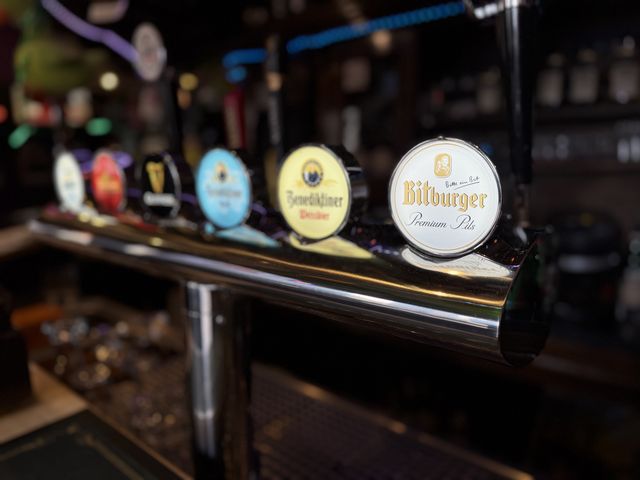 Zapfhähne an der Bar – Bitburger, Benediktiner und Guinness