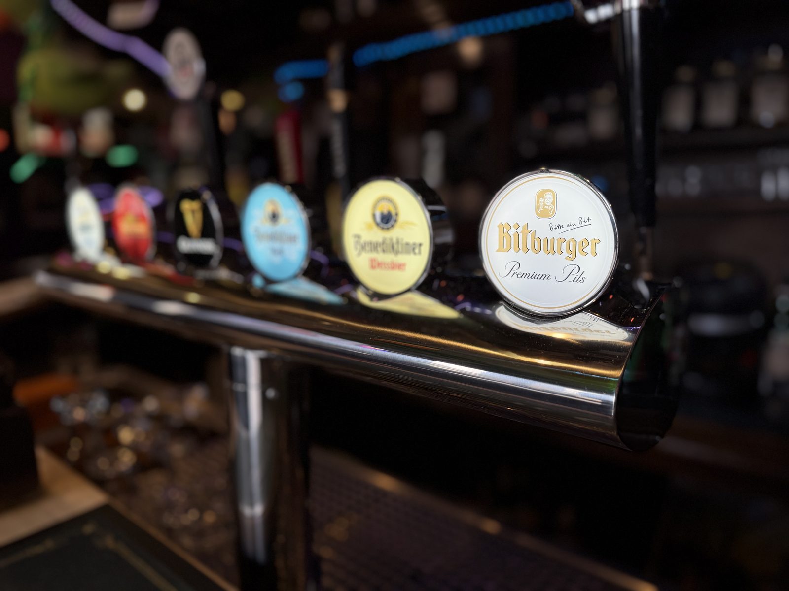 Zapfhähne an der Bar – Bitburger, Benediktiner und Guinness